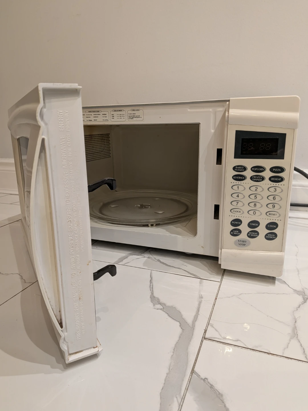 RCA Microwave - Great for Small Spaces - photo 2