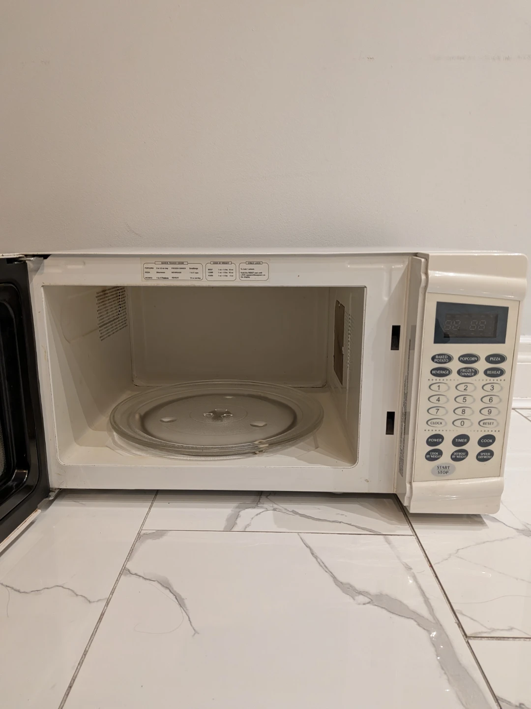 RCA Microwave - Great for Small Spaces - photo 4