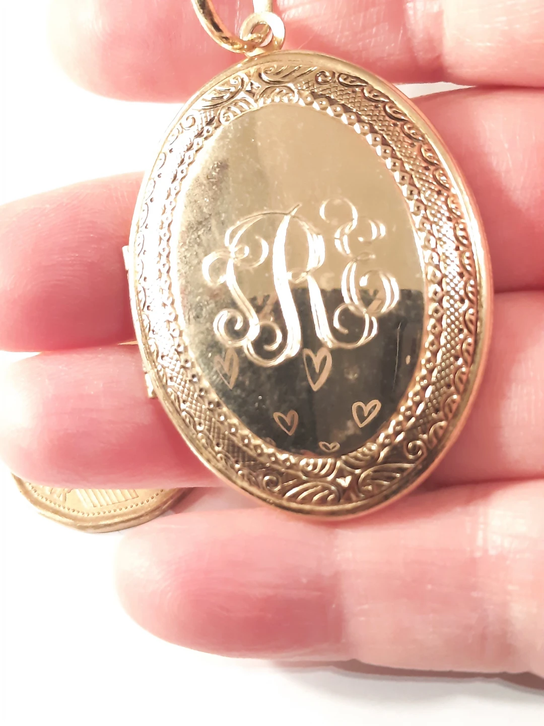 Gold plated vintage large locket in ling chain - photo 2