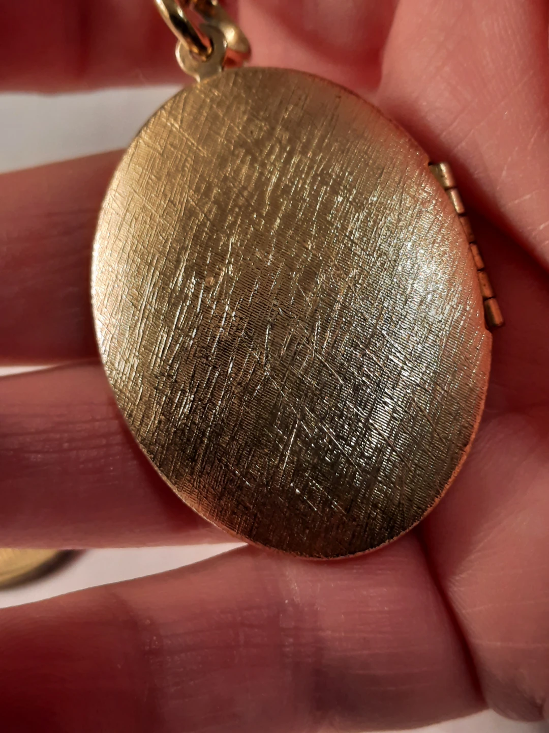 Gold plated vintage large locket in ling chain - photo 4