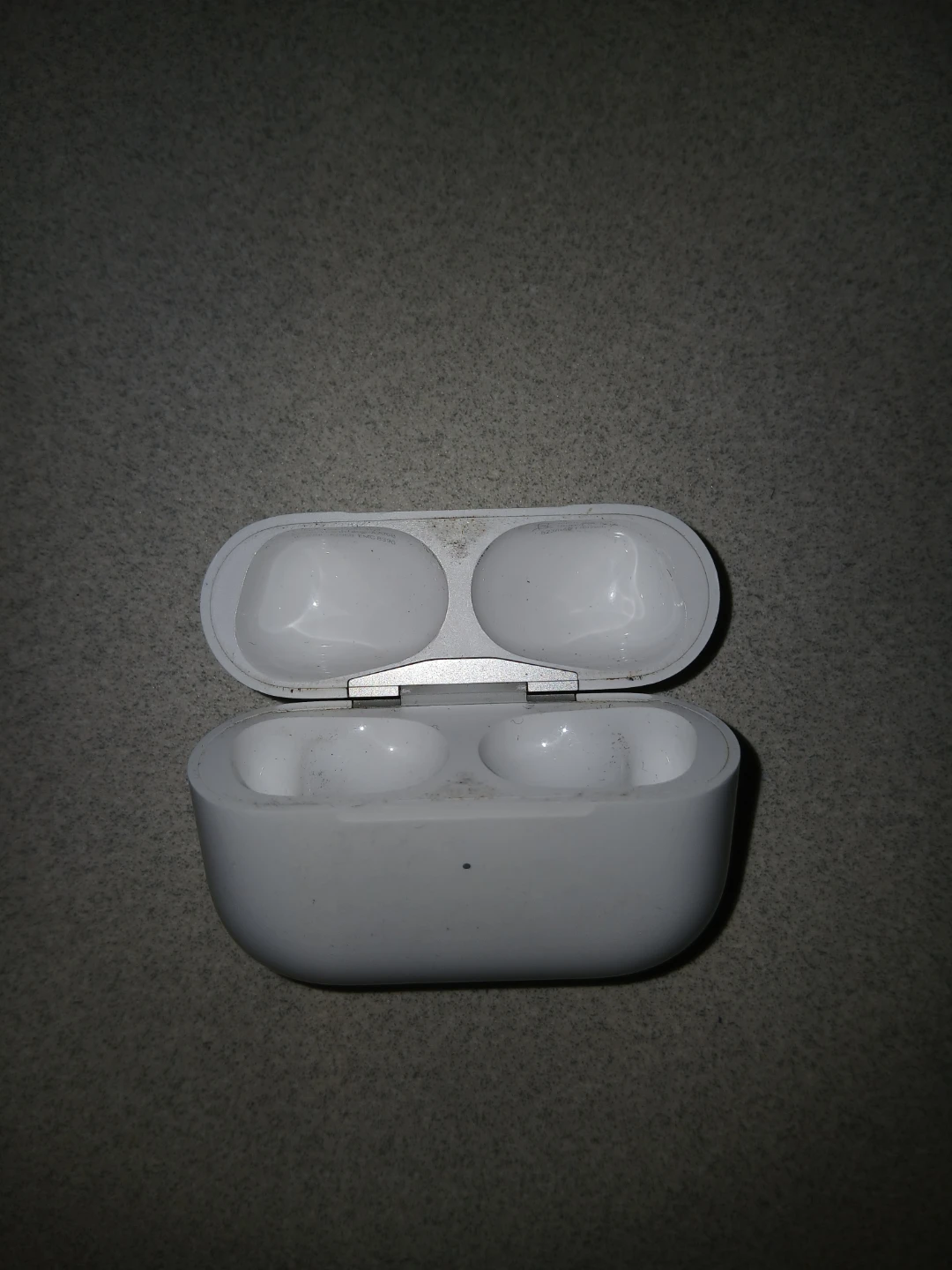 Apple AirPods Pro Charging Case (White) - photo 3