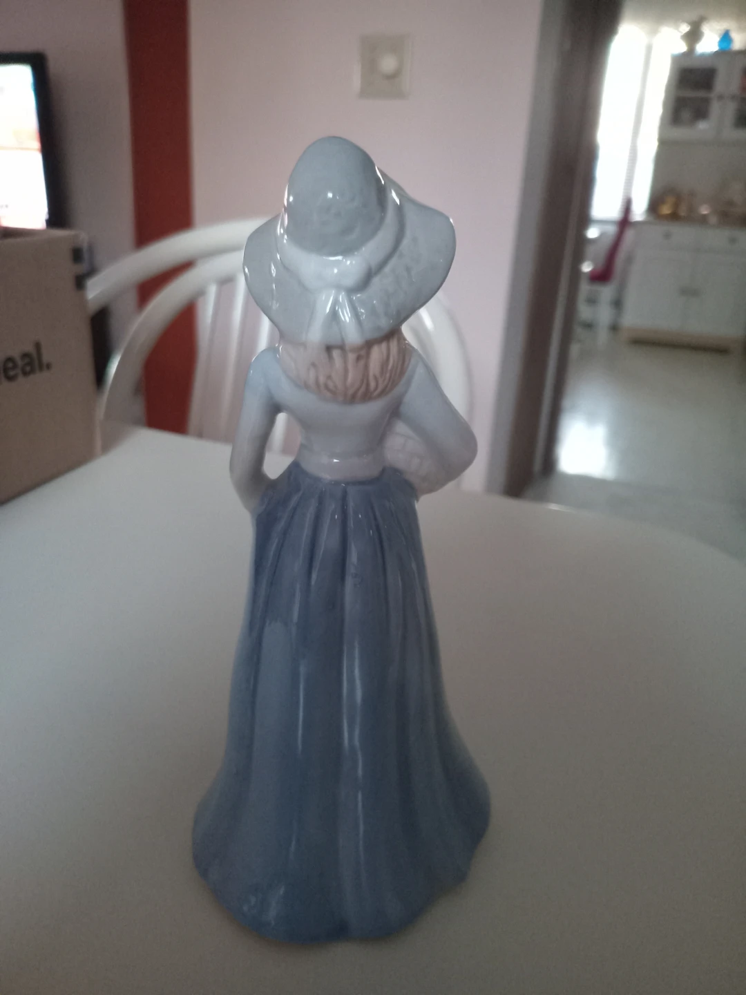 Lady with flower basket - photo 2