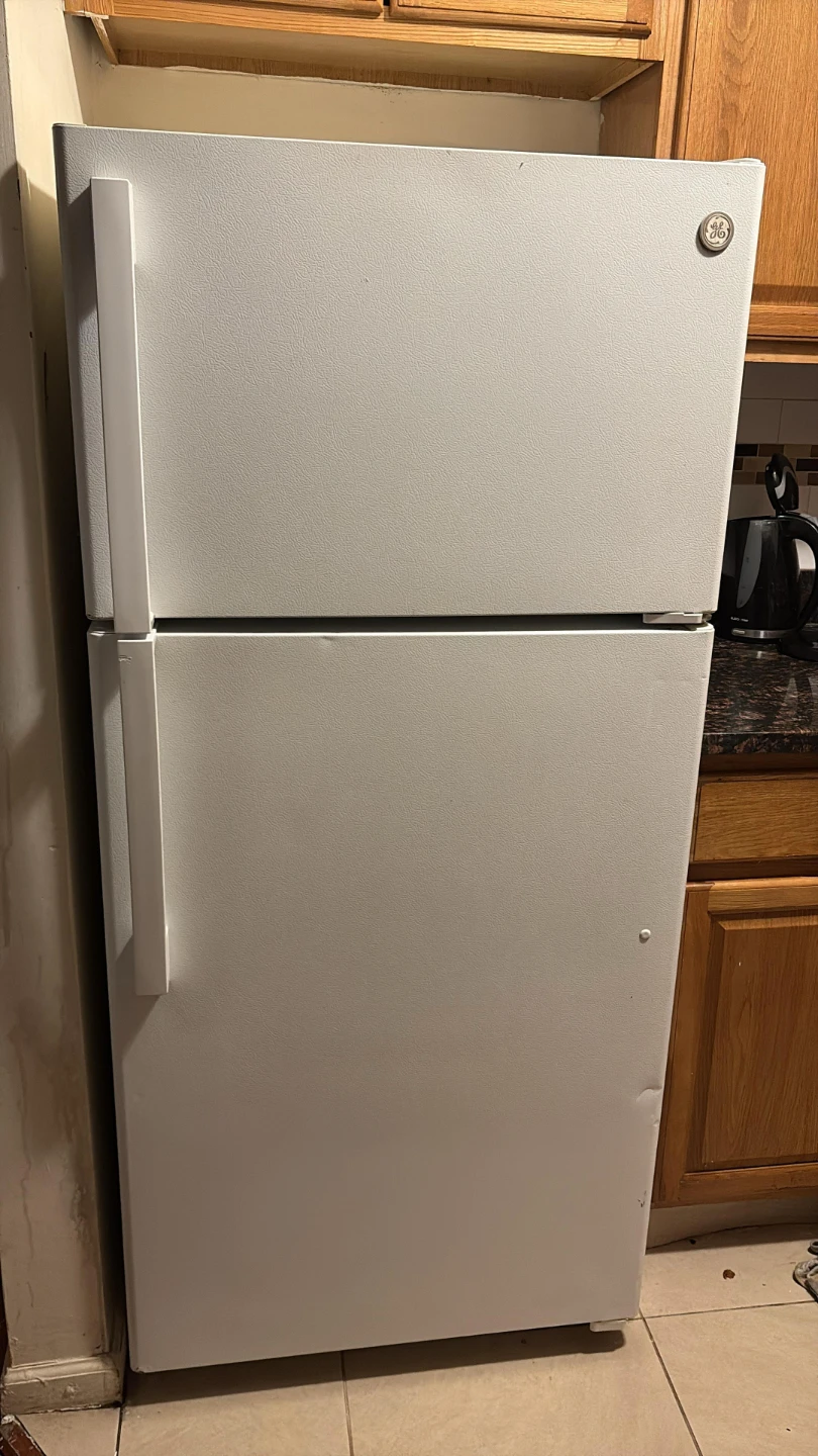 Ge 28in wide top freezer refrigerator