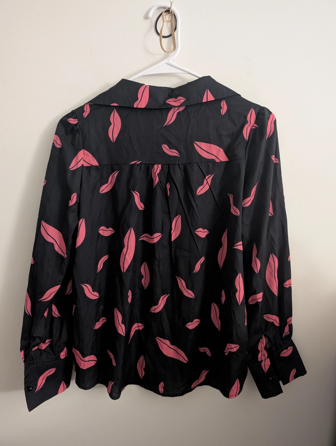 Black Pink Falling Lips Print Kisses Blouse Valentine's Day 🏆 - photo 2