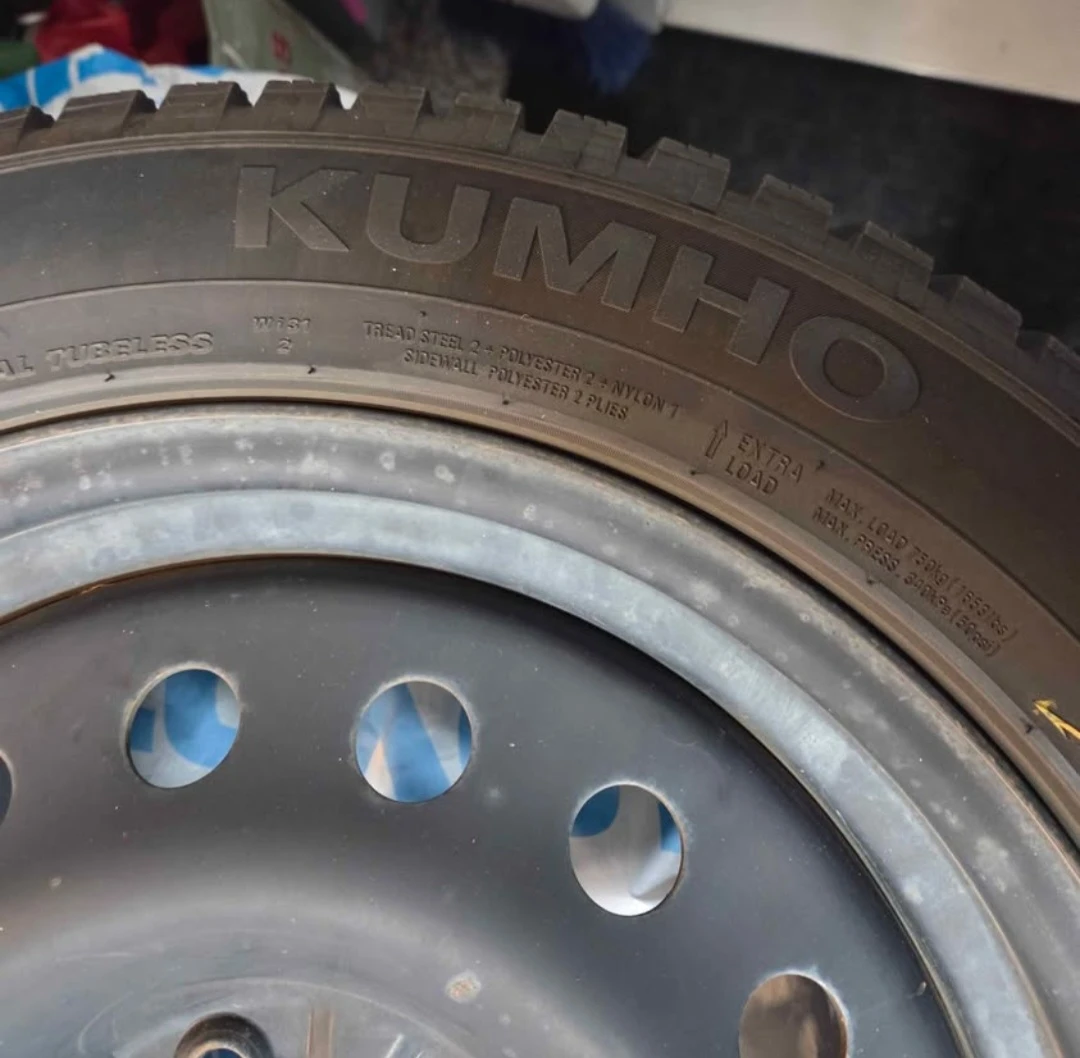 Kumho Wintercraft Ice WI31 Tire 215/55R17 - photo 2