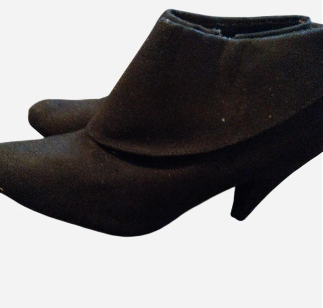 FIONI BLACK SUEDE SIDE ZIP-UP ANKLE BOOTIE HEELS SIZE 6.5