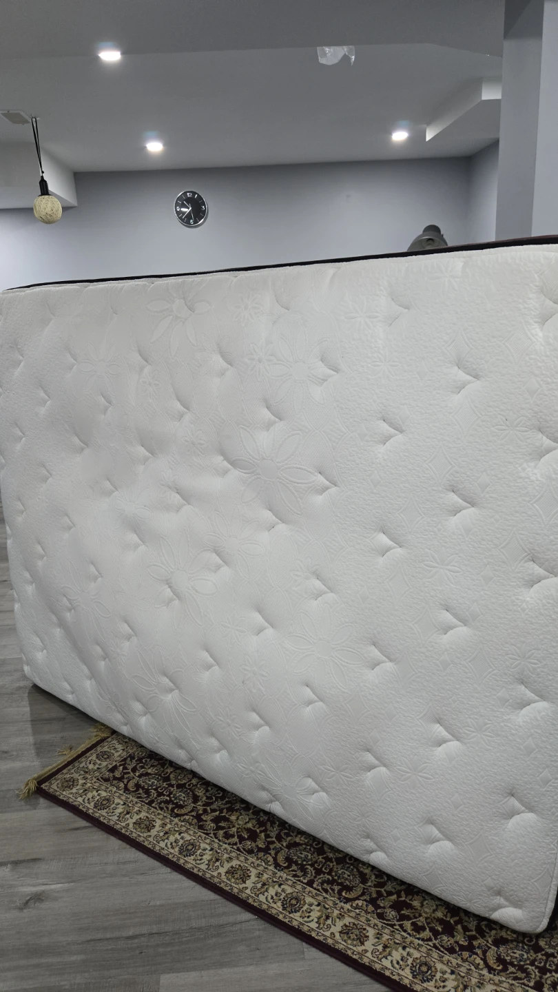 Queen Mattress with free comforter - photo 2