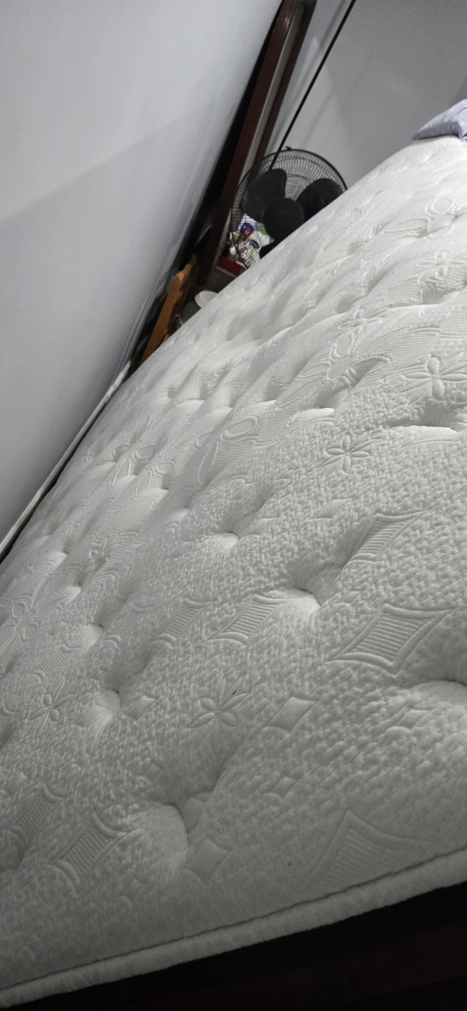 Queen Mattress with free comforter - photo 3