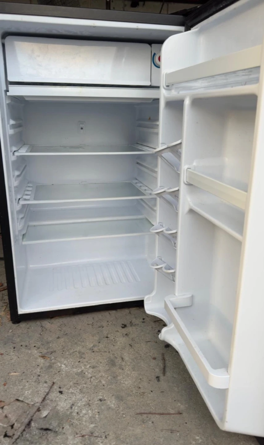 Danby Compact Mini Fridge - photo 2