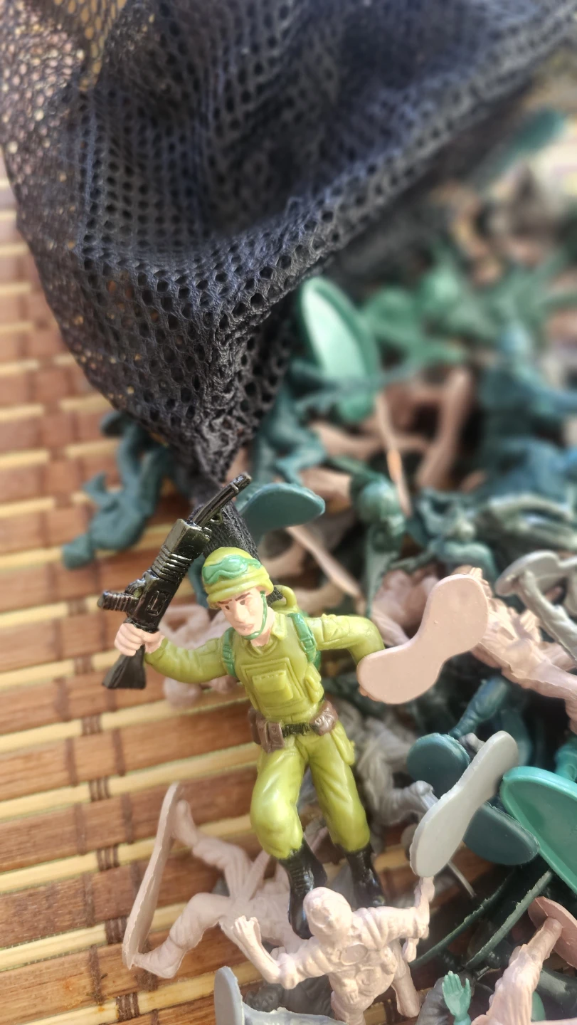 Bag of Toy Soldiers - photo 2
