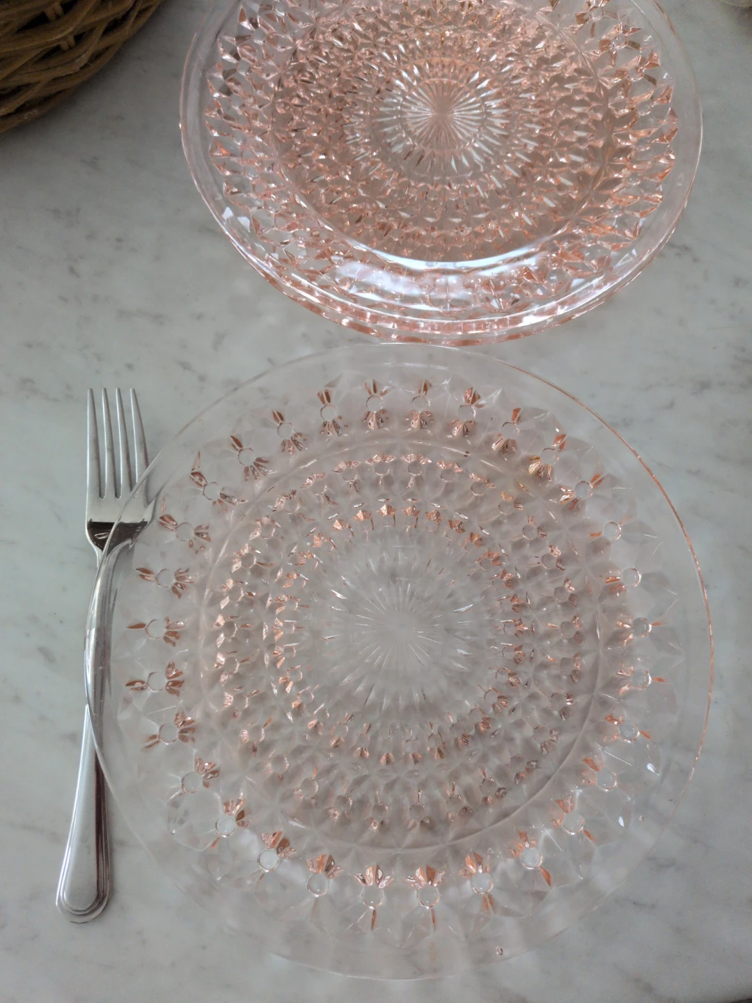 Set of 3 Pink Glass Dessert Plates - photo 3