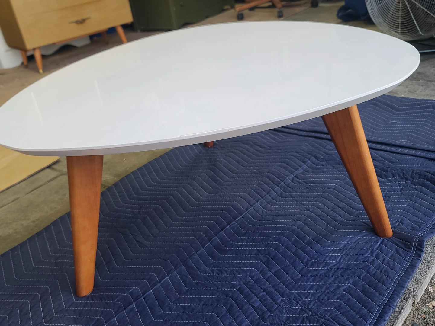 White Oval Coffee Table with Wooden Legs - photo 3