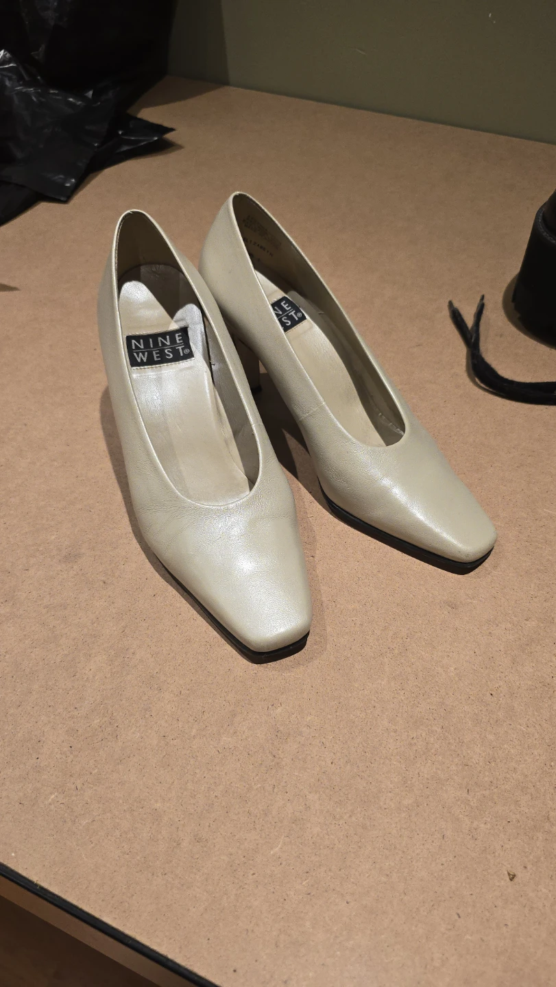 Vintage Nine West Women's Beige Leather Heels - Size 5.5M