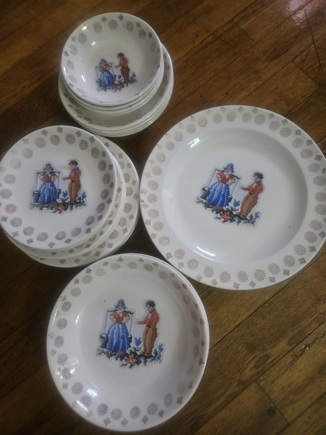 VTG  Dutch Boy&Girl  29  Dinner Plate Shape by Century Salem