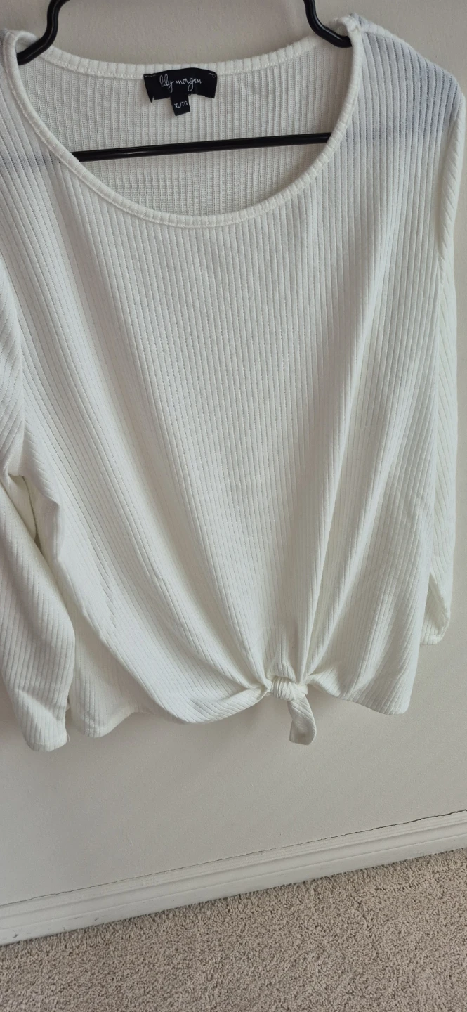 Ladies  new white sweater  with  tags
