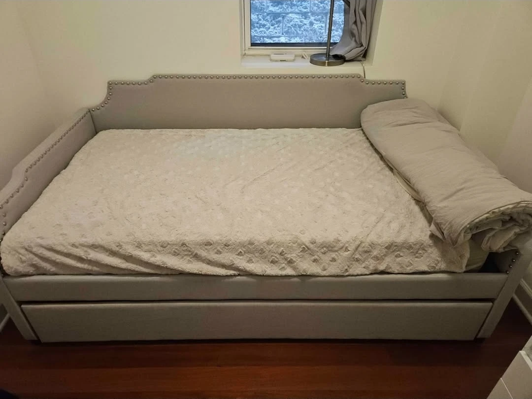 Nora Twin Daybed with upholstered frame and pull-out trundle