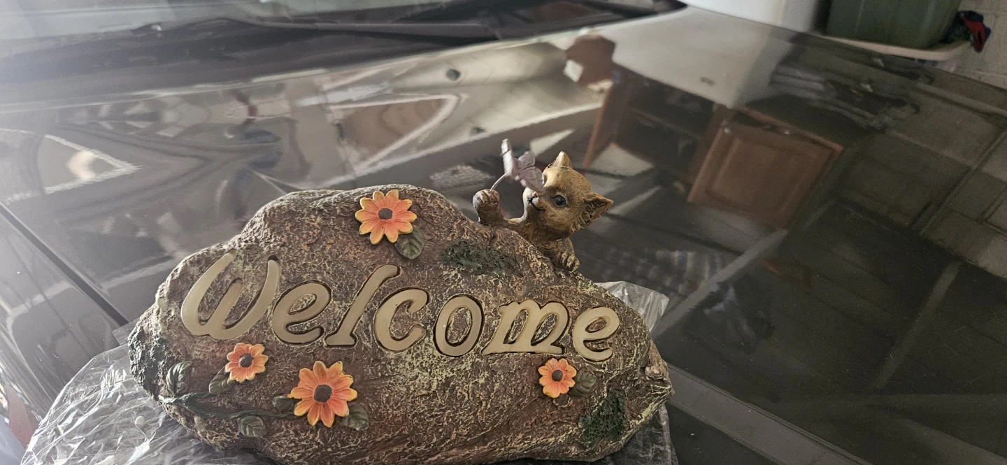 Resin "Welcome" Stone with Kitten and Flowers