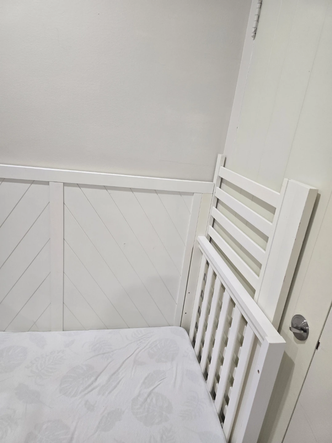 White Baby Crib with Mattress - photo 2