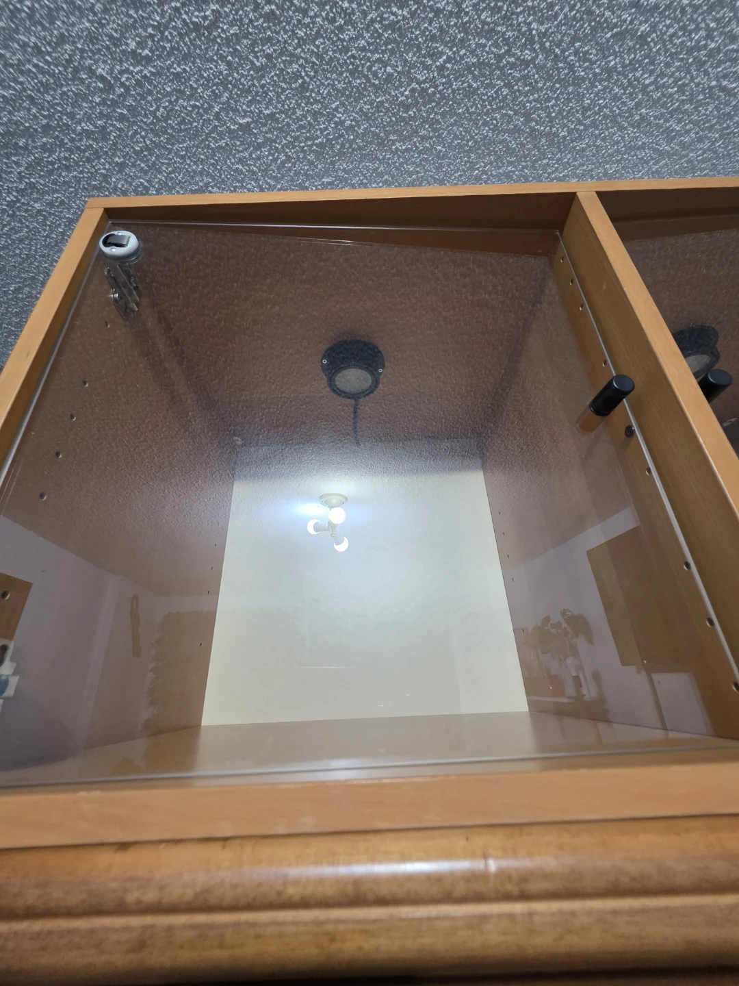 Wooden display cabinet with glass doors - photo 2