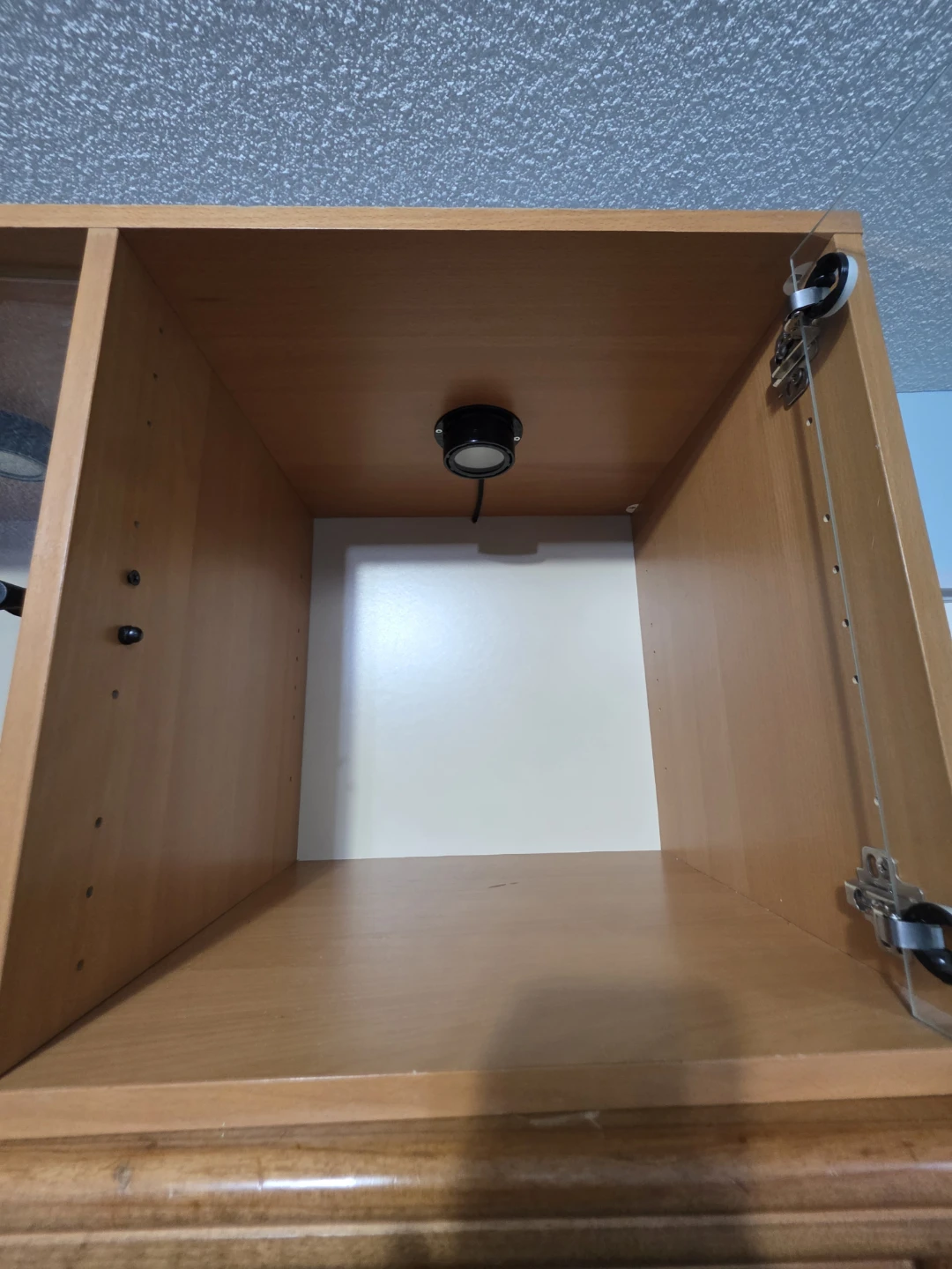 Wooden display cabinet with glass doors - photo 3