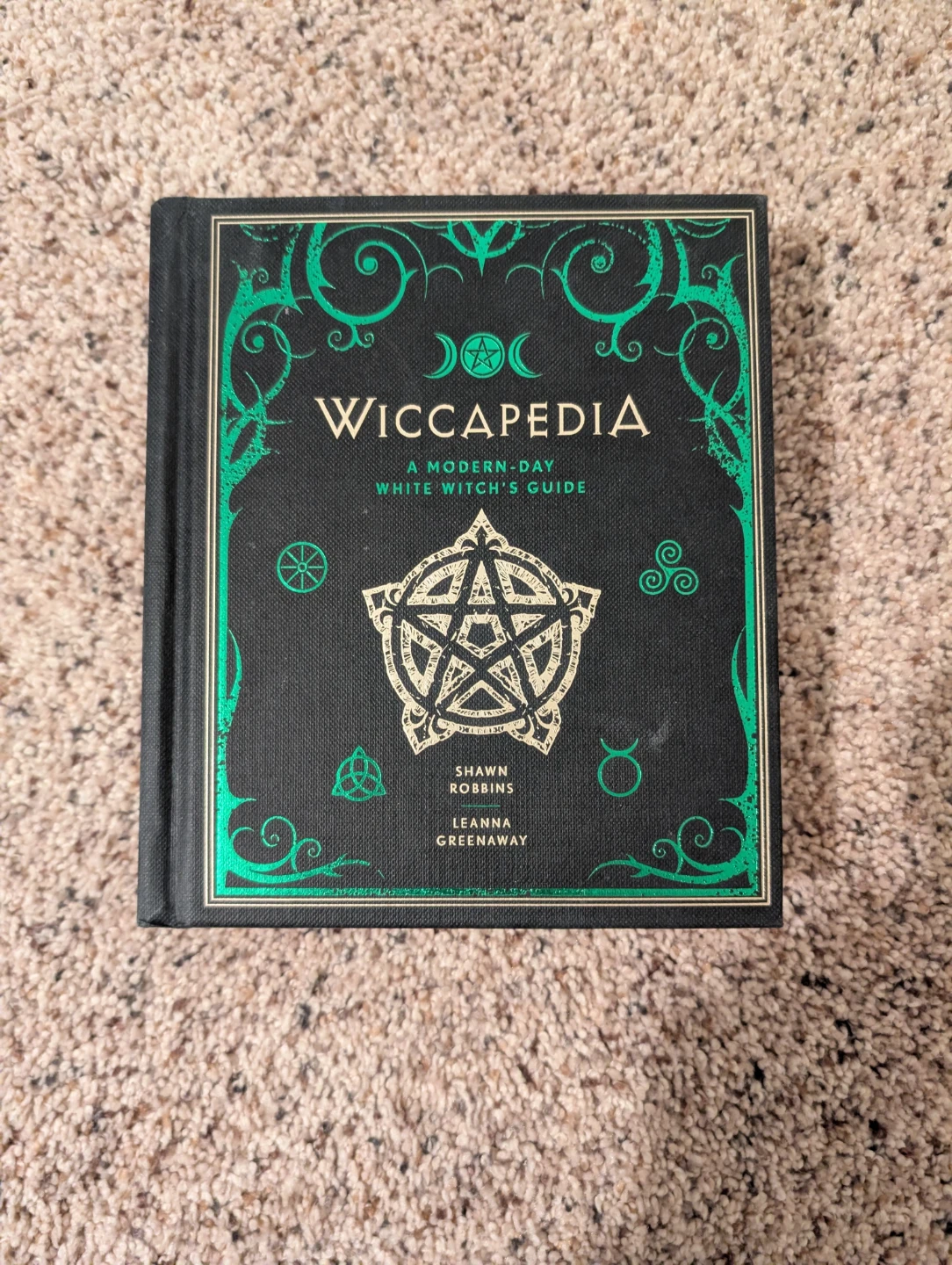 Wiccapedia: A Modern-Day White Witch's Guide Book