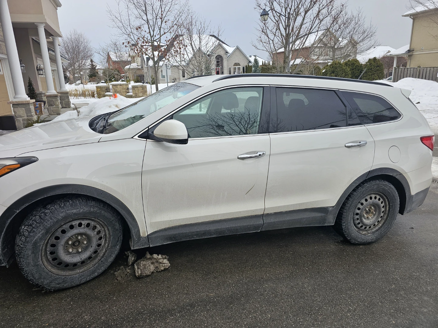 White Hyundai Santa Fe SUV - photo 2