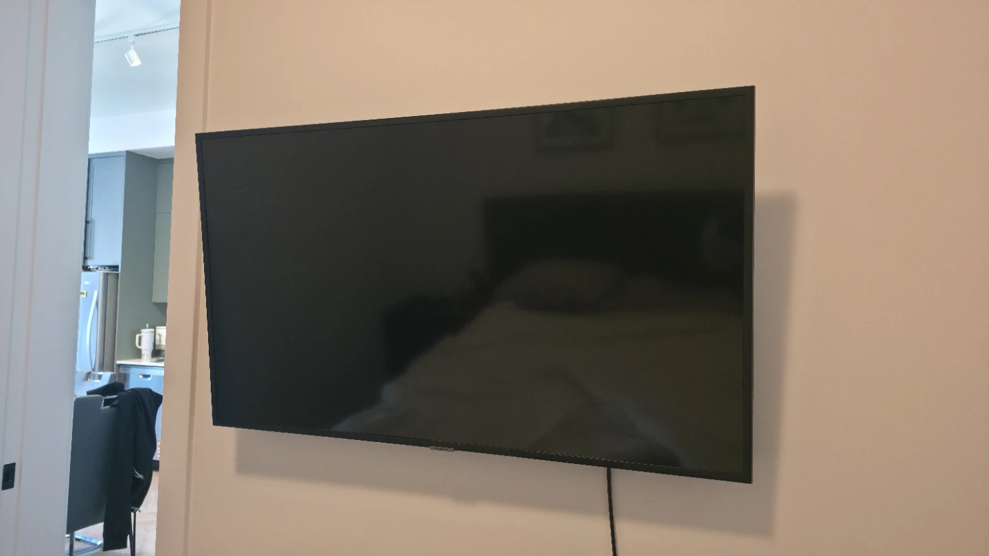 Samsung 43" Smart TV /w mount
