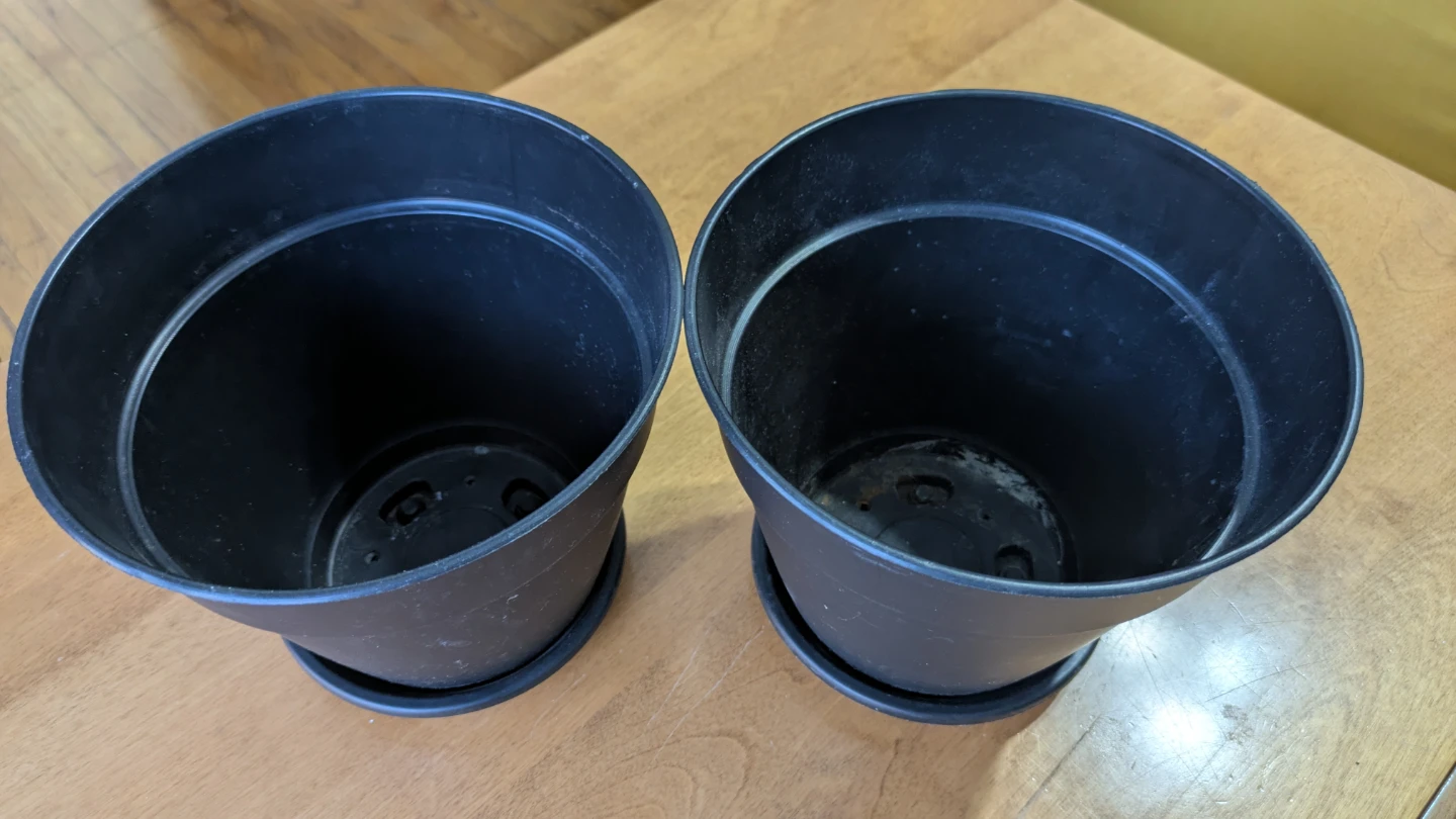 Set of 2 Black Plastic Plant Pots with Saucers - photo 2