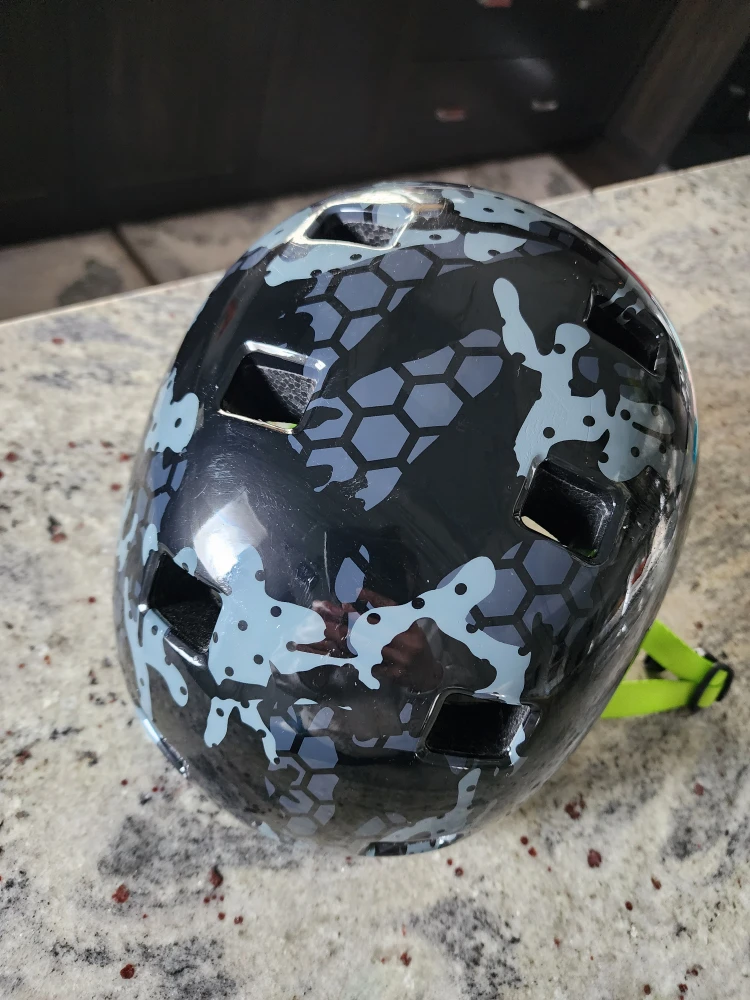 Kids Youth helmet in very good condition with adjustor