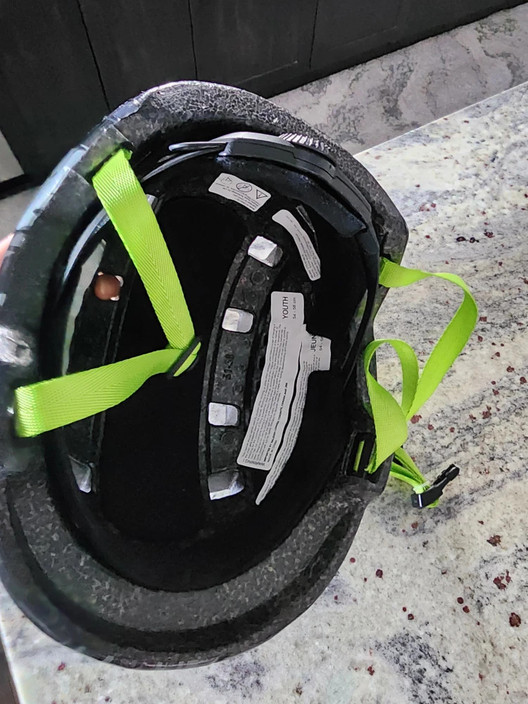 Kids Youth helmet in very good condition with adjustor - photo 2