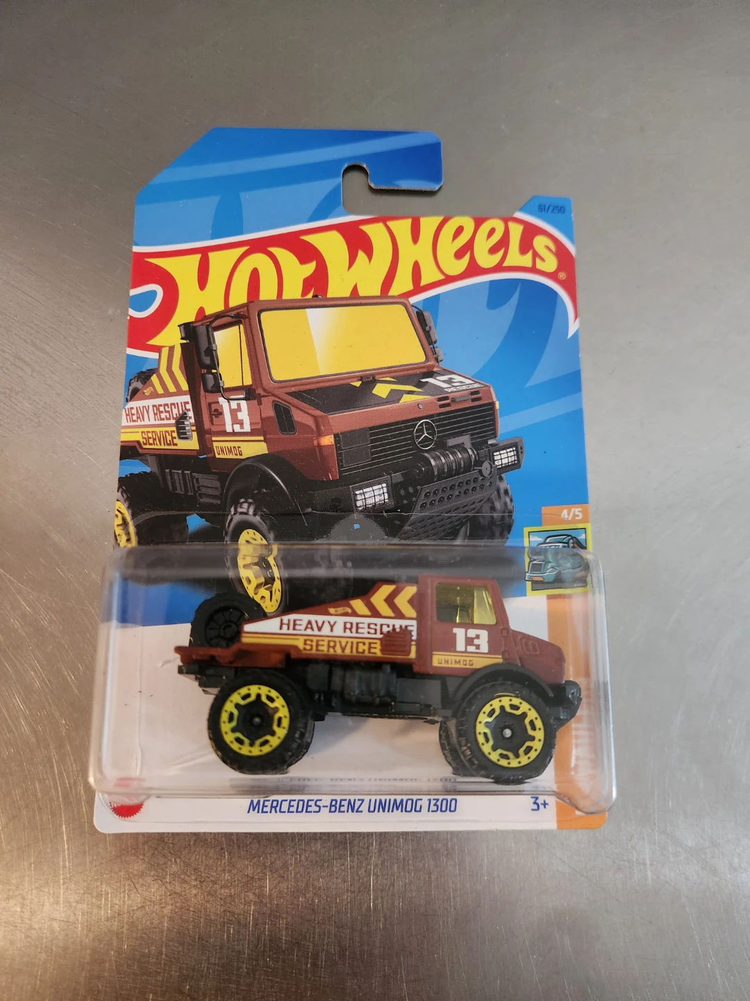 Hot Wheels Mercedes-Benz Unimog 1300 HW Haulers 4/5