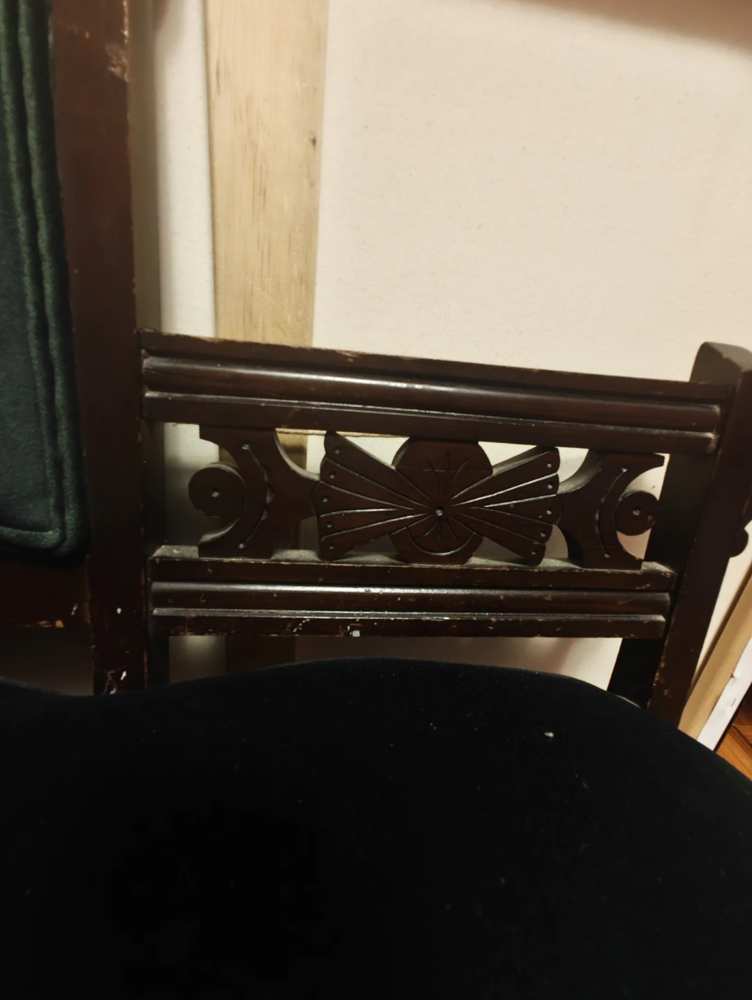 Vintage Accent Chair - Dark Wood and Green Velvet - photo 5