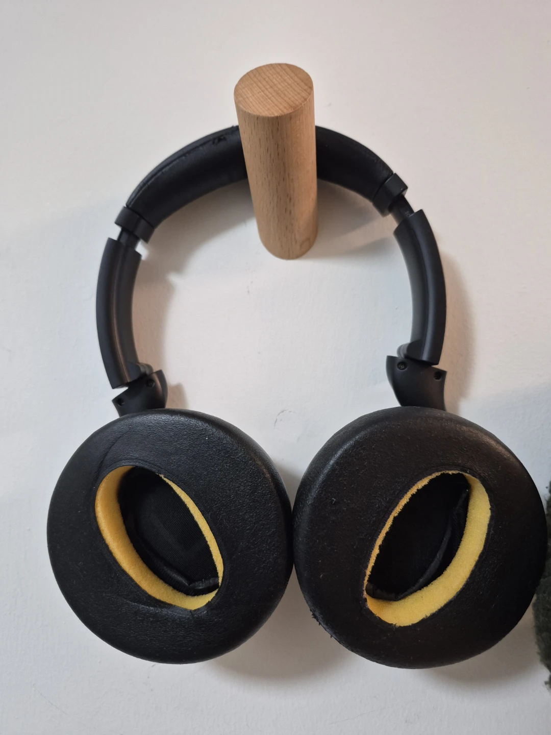 Wyze Headphones with Active Noise Cancelling - Black - photo 3