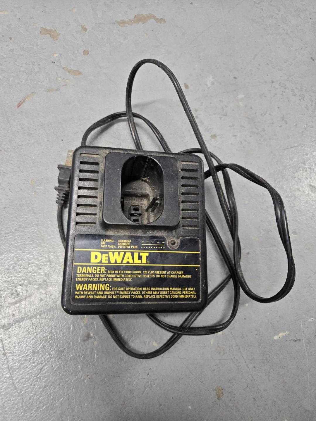 DEWALT DW9104 1.8 Amps 120V AC Battery Charger