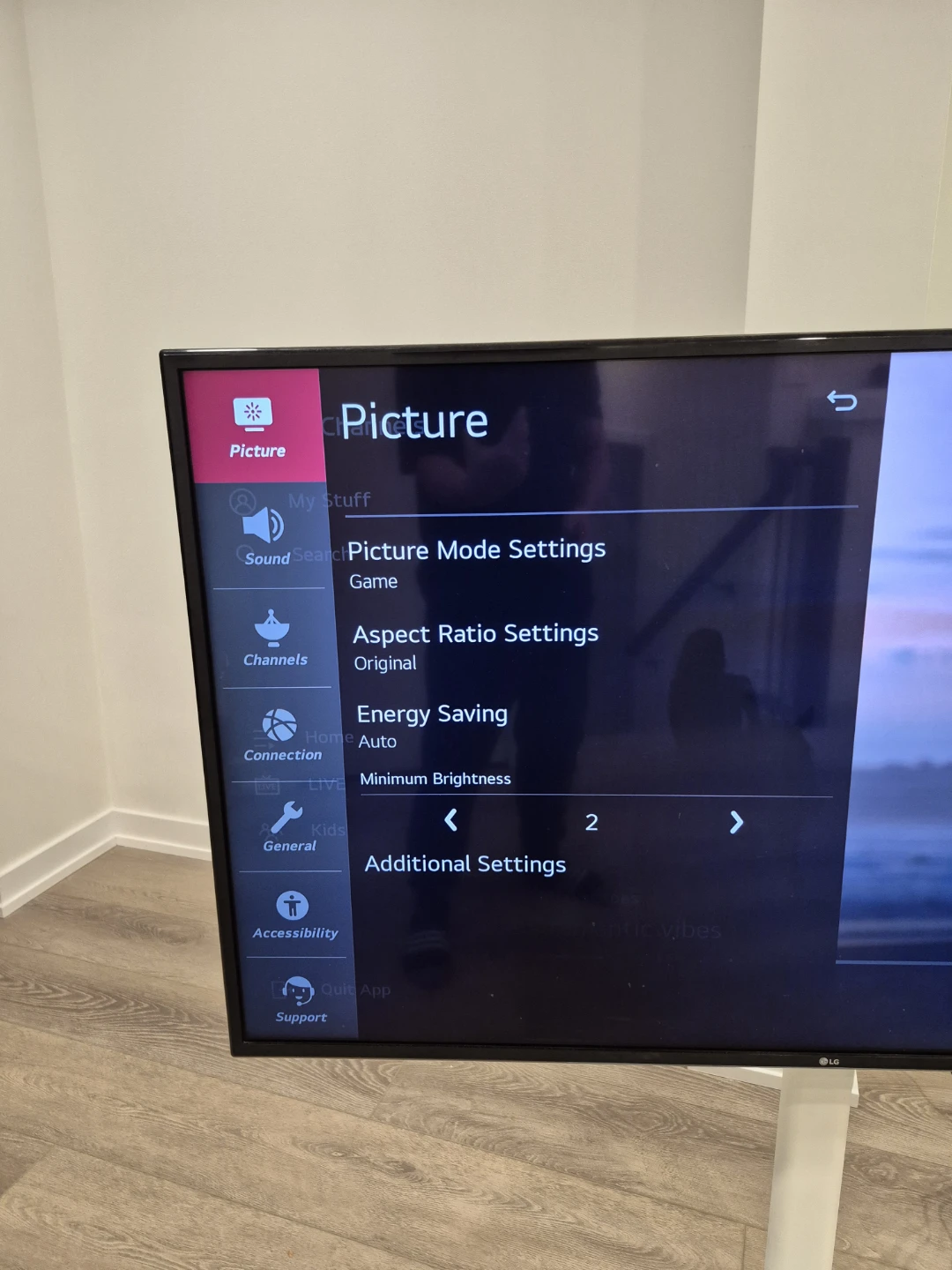 LG TV with Stand and Remote 55 inch 55UN7000PUB