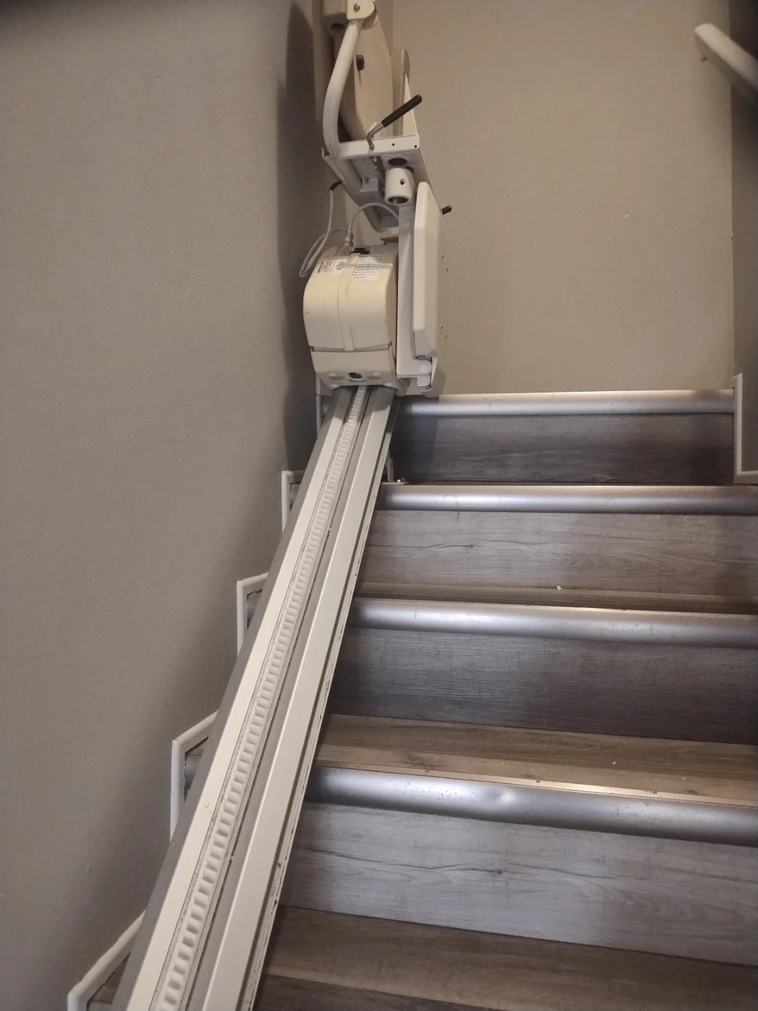 Like New Harmar Pinnacle Stair Lift - photo 3