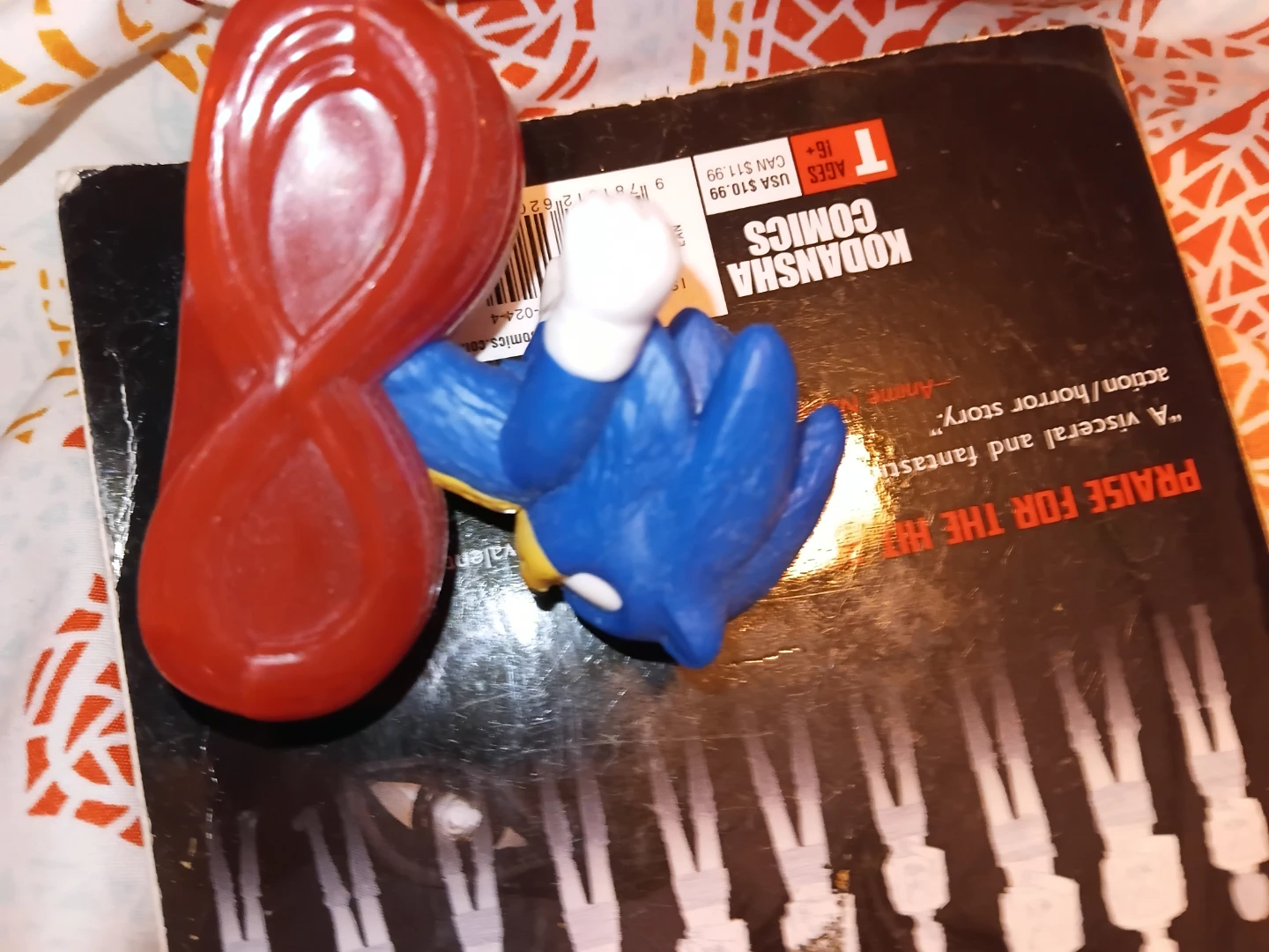 Sonic the Hedgehog figurine with red accessory - photo 2