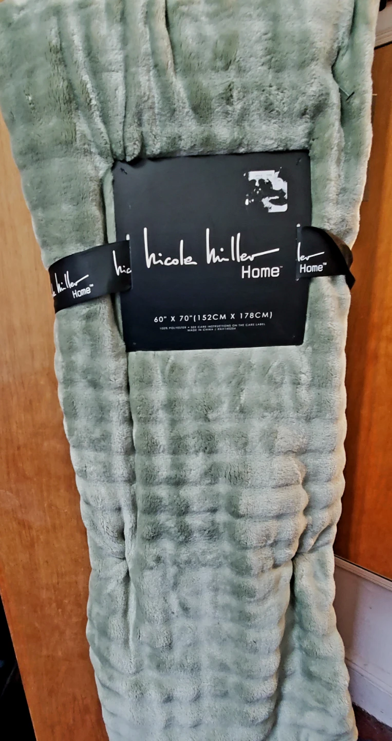 NEW Oversized Nicole Miller Home Plush Throw Blanket "🏆"