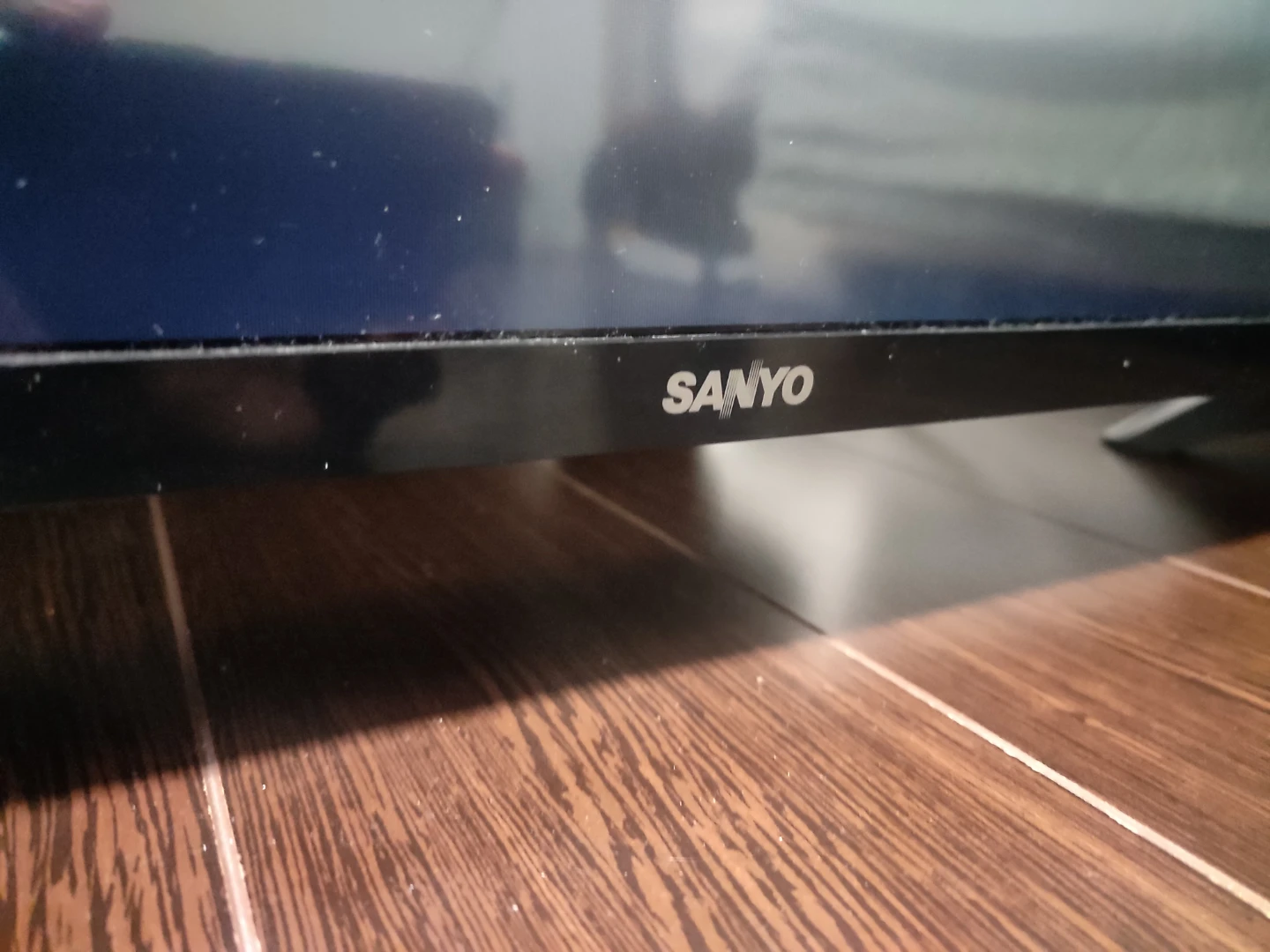 Broken screen -Sanyo 43” 1080p Roku Smart TV, FW43R48FC - photo 4