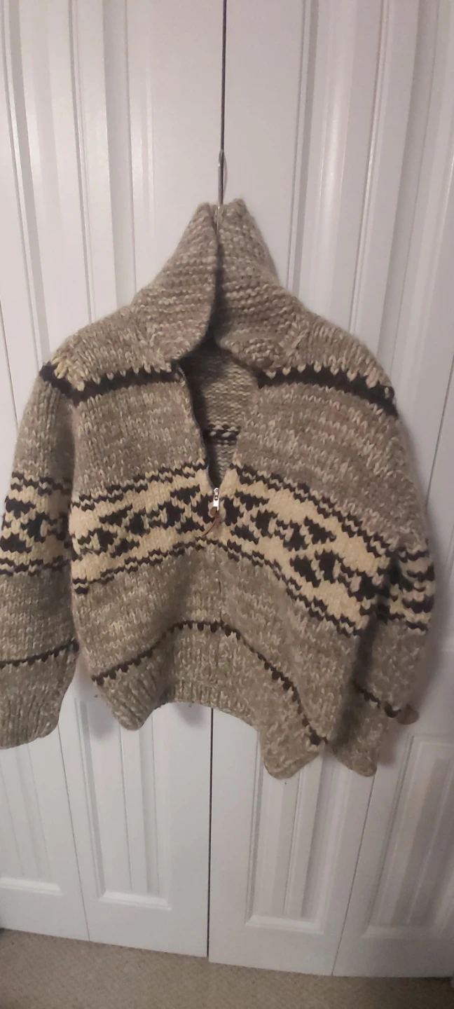 Hand-knit Sweater 100% wool size S 🥕