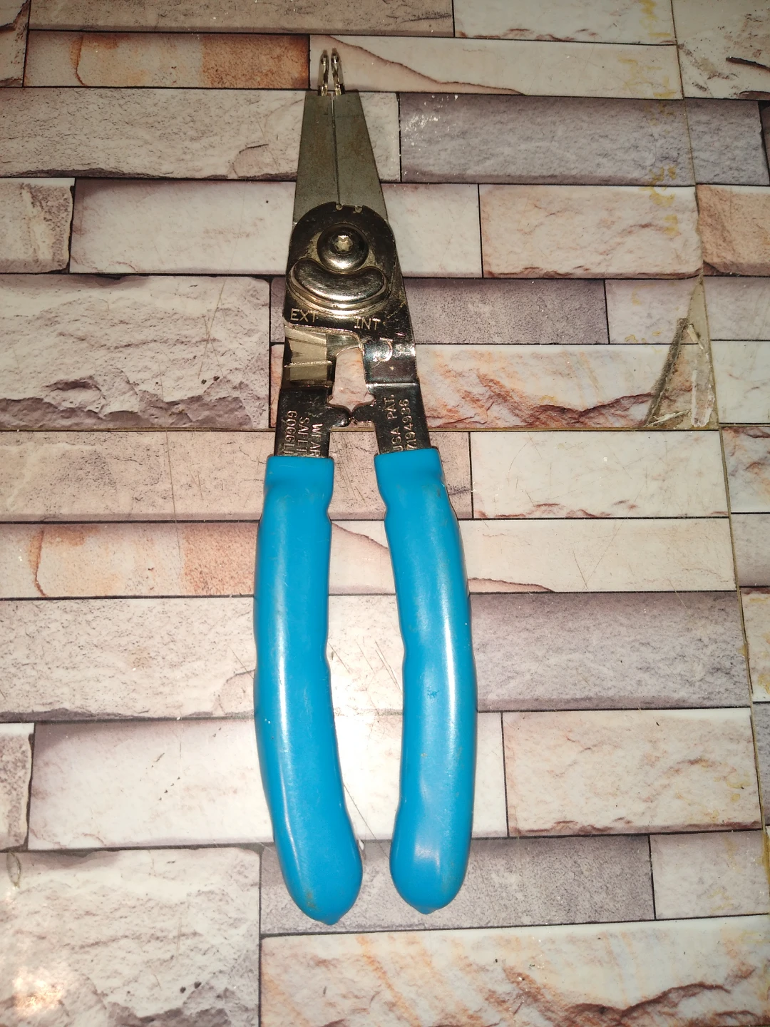 Channel lock pliers