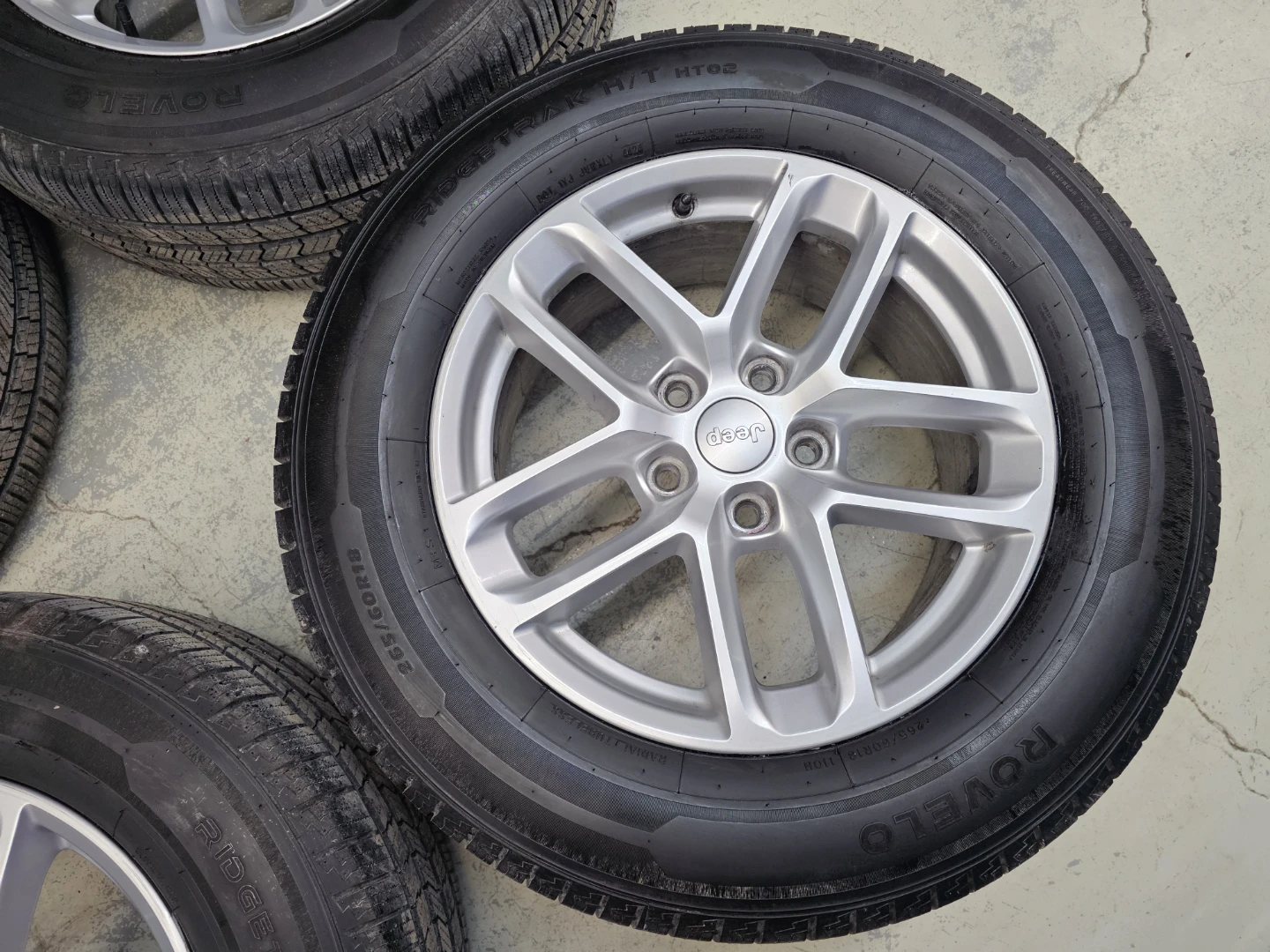 JEEP GRAND CHEROKEE O.E.M RIMS AND ALL SEASON TIRES 265/60 R18 - photo 2