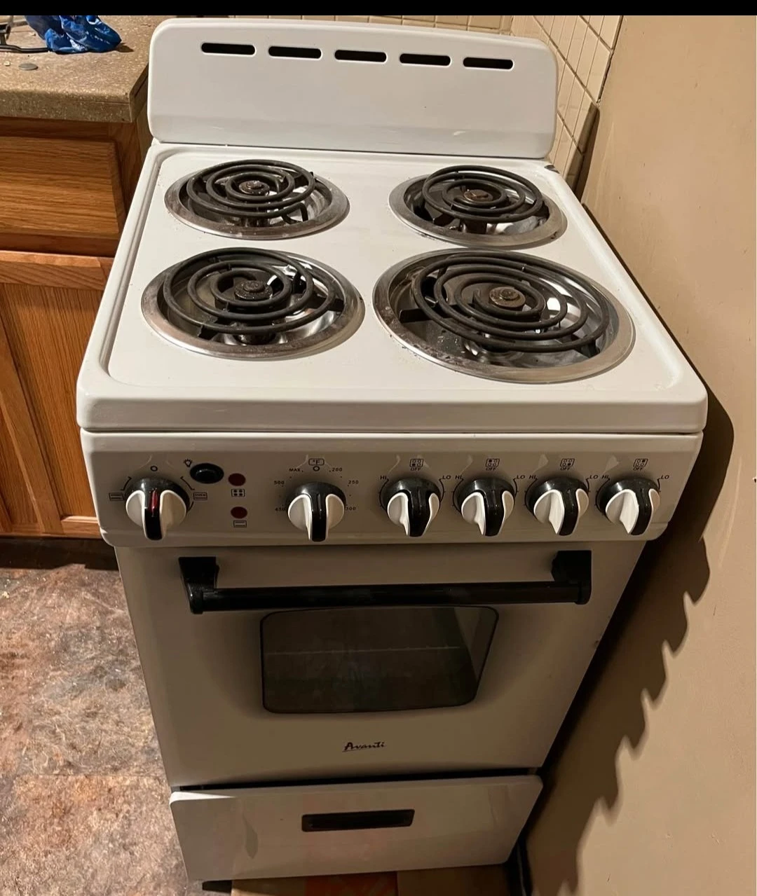 Avanti White 4-Burner Electric Stove with Oven