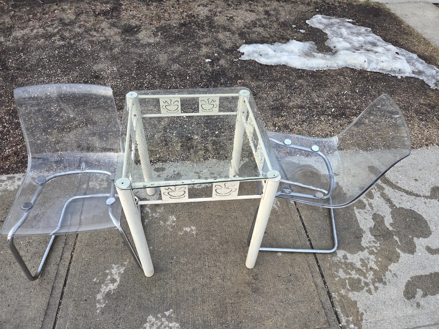 Glass patio table and Plastic Chairs set - photo 2