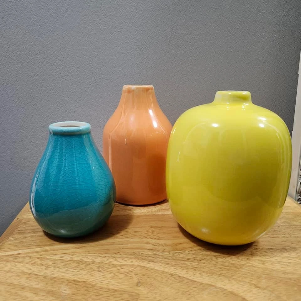 Trio of Beautiful Ceramic Vases. 🧡🩵💛