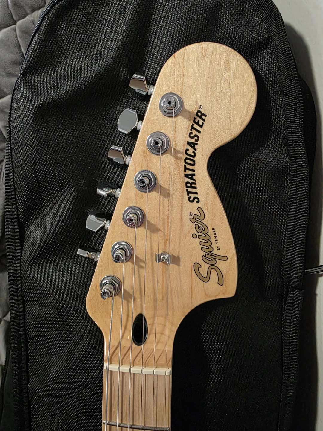 Fender Squier Affinity Series Hard Rock Stratocaster HSS White - photo 4