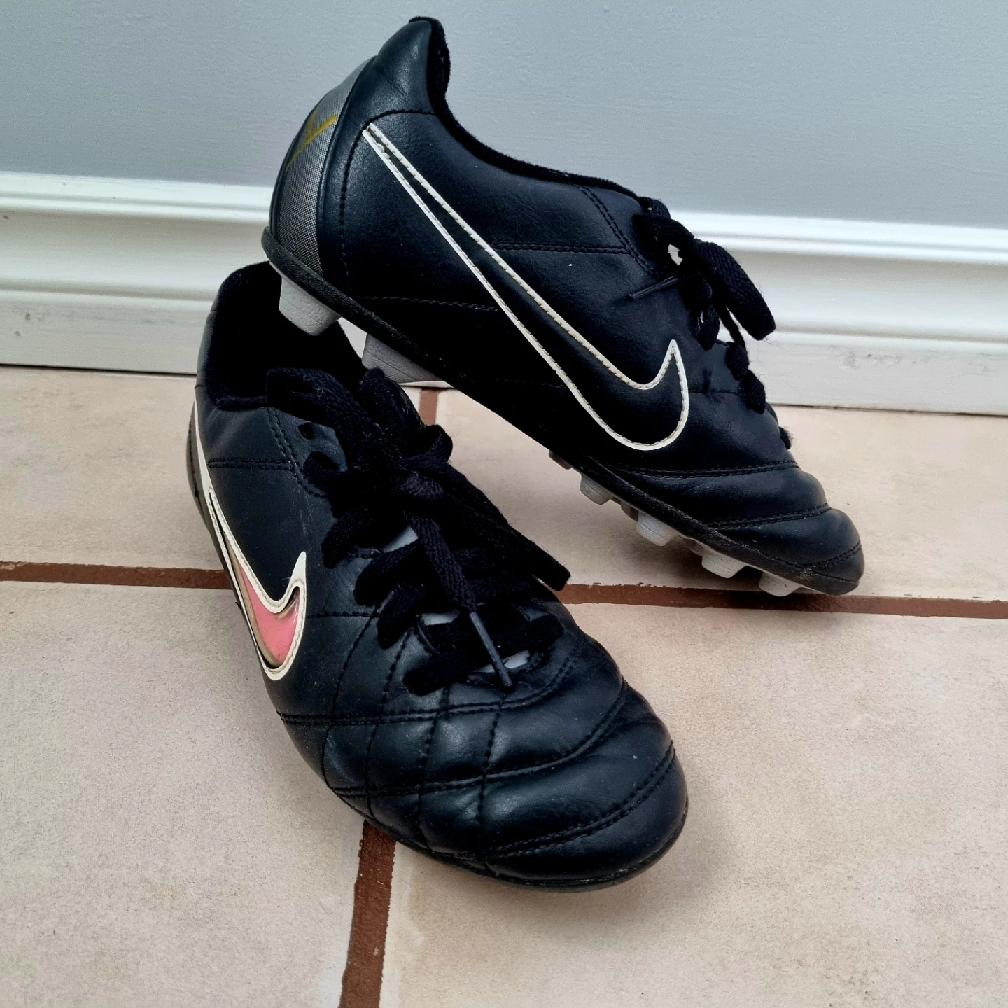 Nike Jr. Tiempo Genio Soccer Cleats Child's sz 2