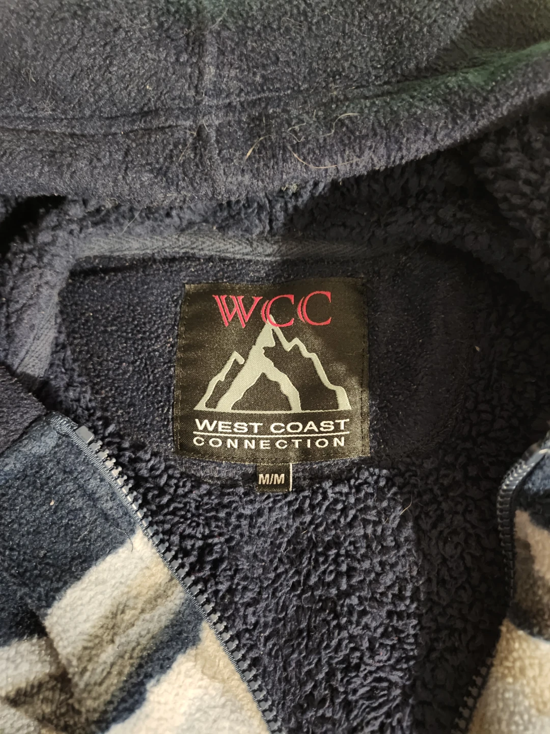 Navy blue fuzzy hoodie with wolf design - photo 4