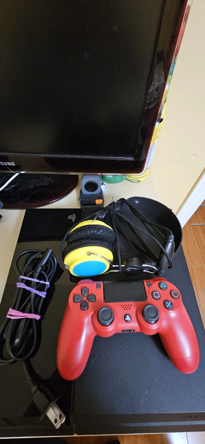 PS4 500GB with controller and headset - photo 3