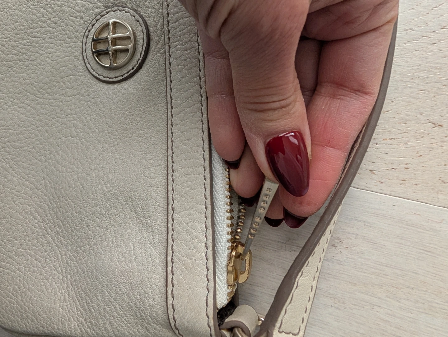 Hugo Boss Cream Genuine Leather Wristlet Clutch - photo 2